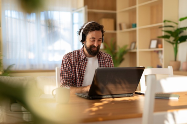 C�est l�histoire d�un employeur pour qui t�l�travailler loin, c�est aller trop loin�