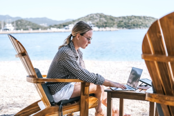 T�l�travail depuis le lieu de vacances : possible ?